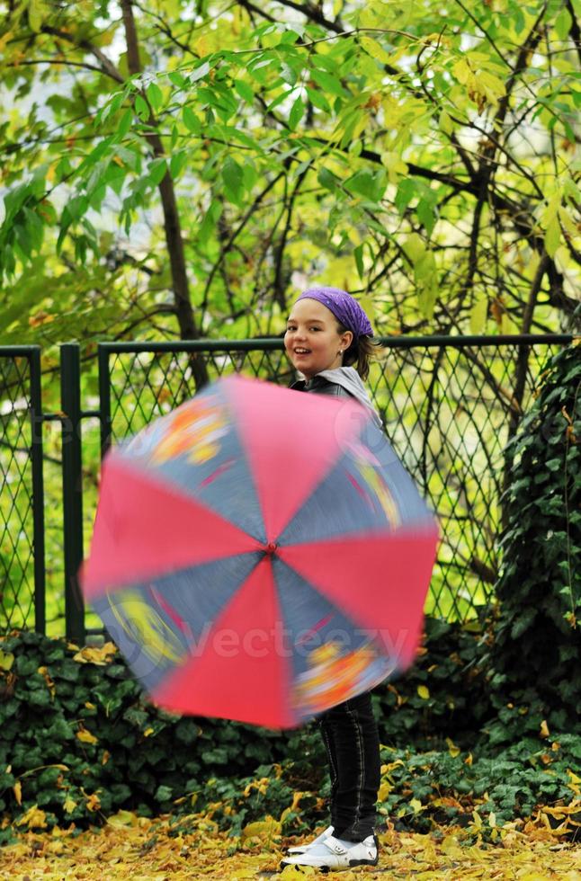 glückliches Mädchen mit Regenschirm foto