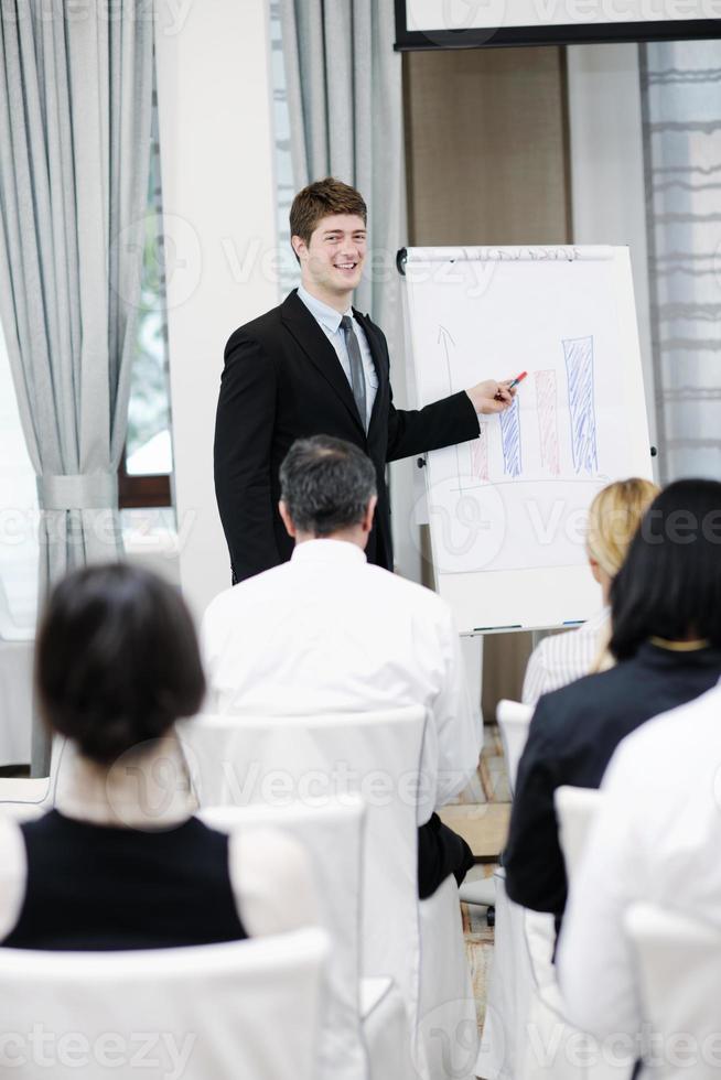 junger geschäftsmann, der eine präsentation auf einer konferenz gibt foto