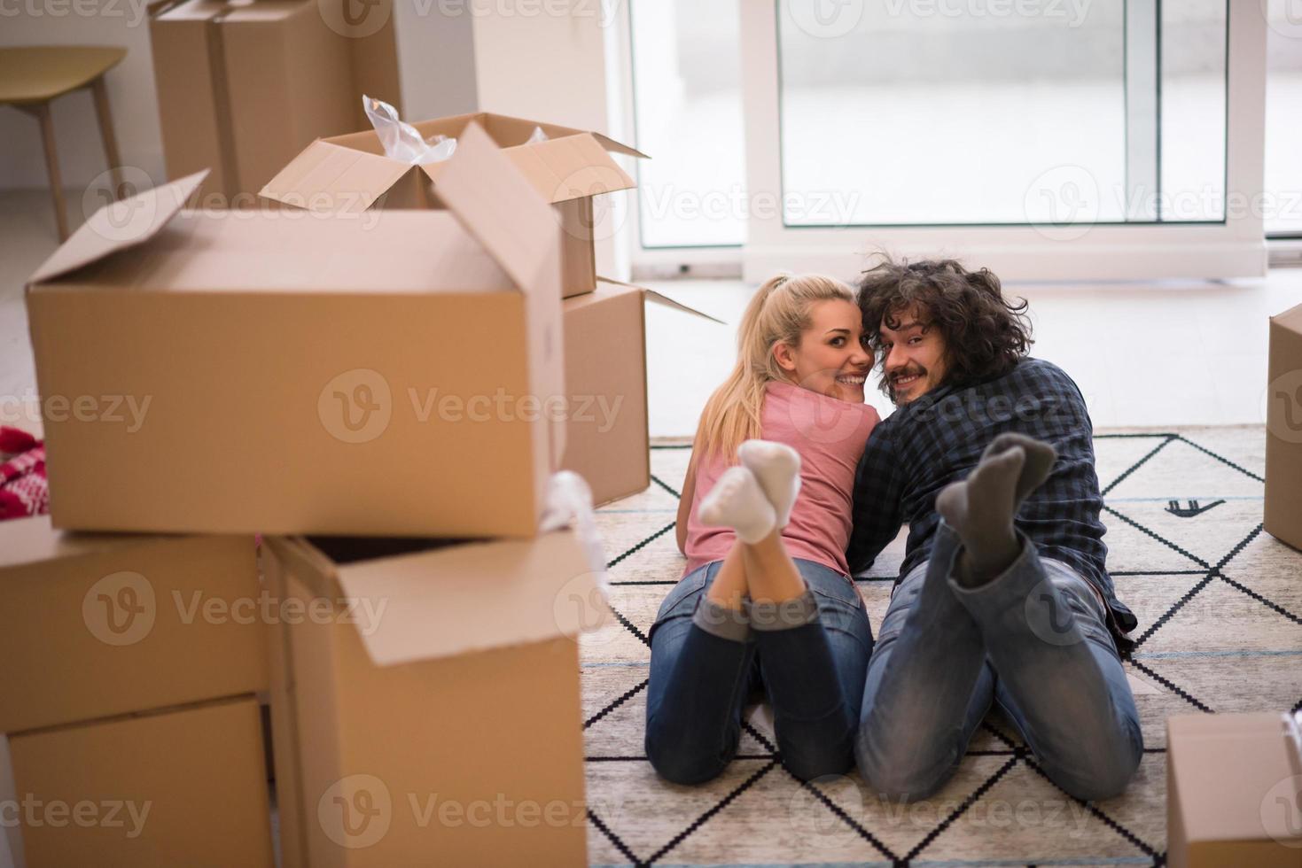 Ein junges Paar zieht in eine neue Wohnung foto