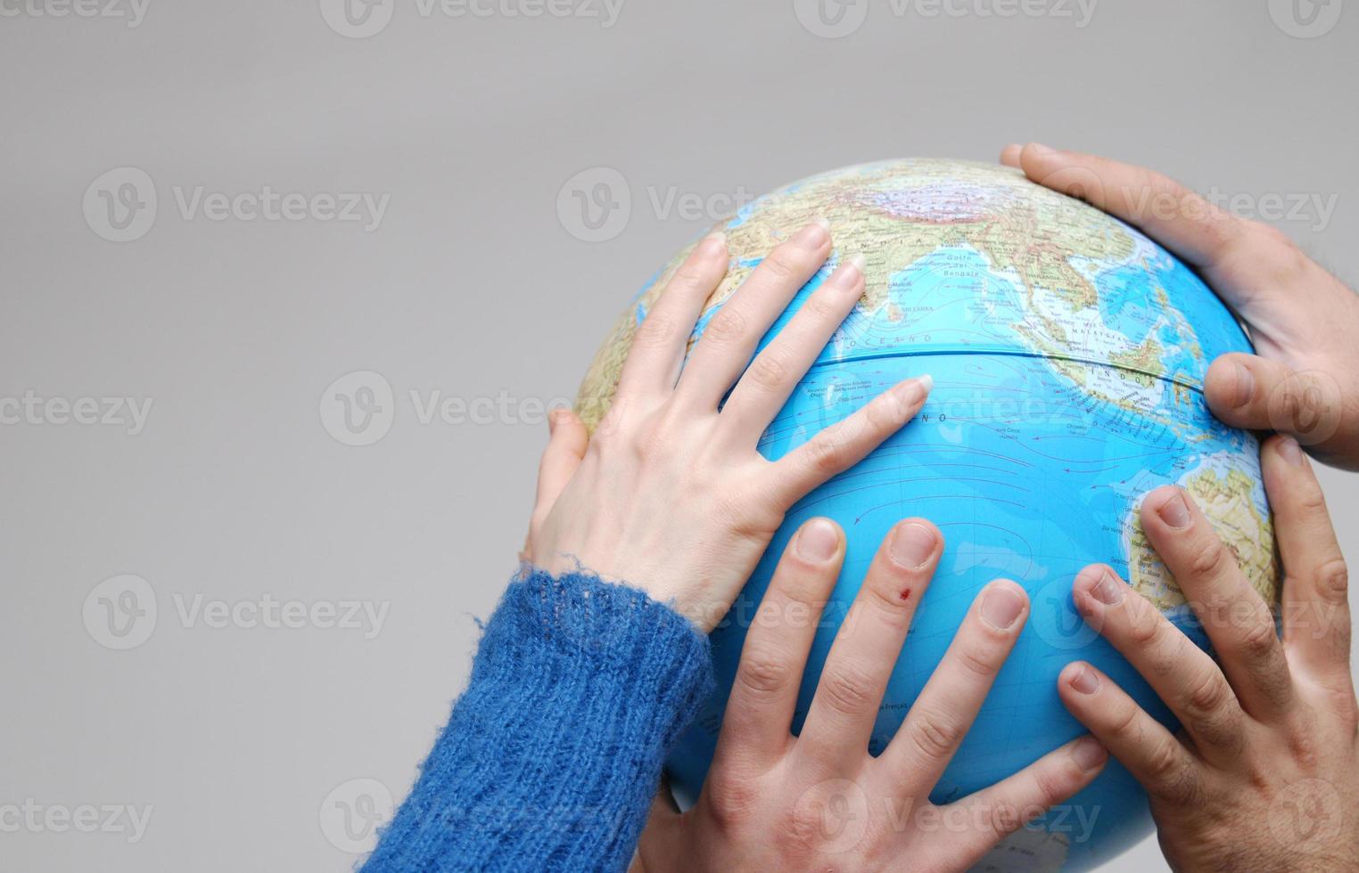 teamwok-konzept mit den händen auf dem globus foto