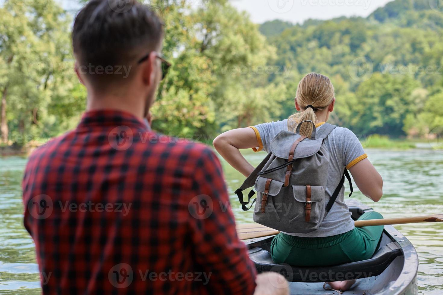 Freunde fahren in einem wilden Fluss Kanu foto