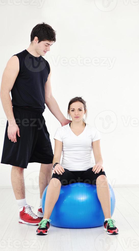 glückliches junges Paar Fitnesstraining und Spaß foto