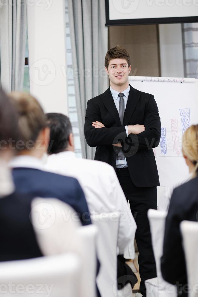 junger geschäftsmann, der eine präsentation auf einer konferenz gibt foto