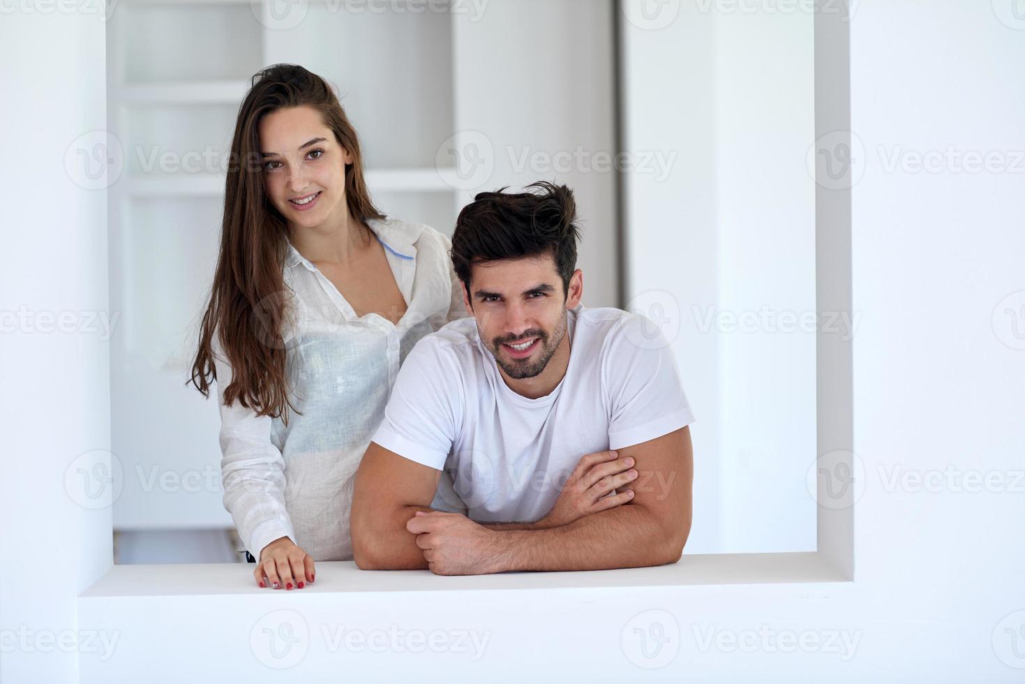 entspanntes junges paar zu hause treppe foto