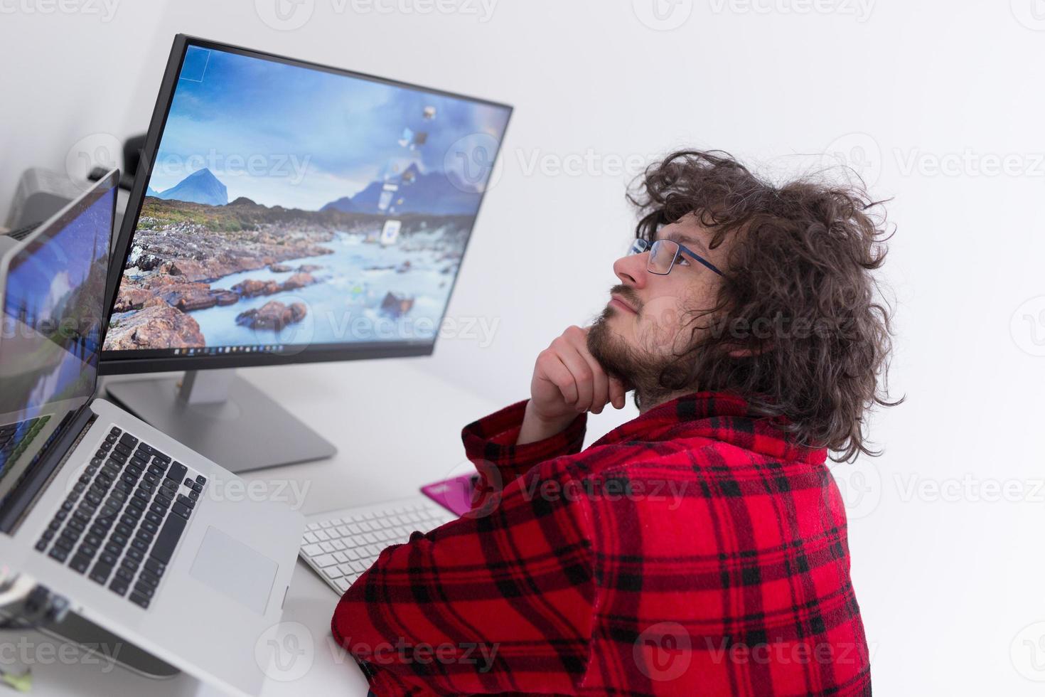 grafikdesigner im bademantel, der zu hause arbeitet foto