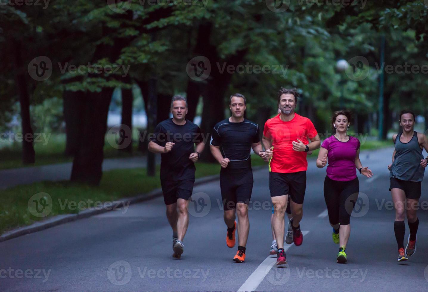 Läuferteam beim morgendlichen Training foto