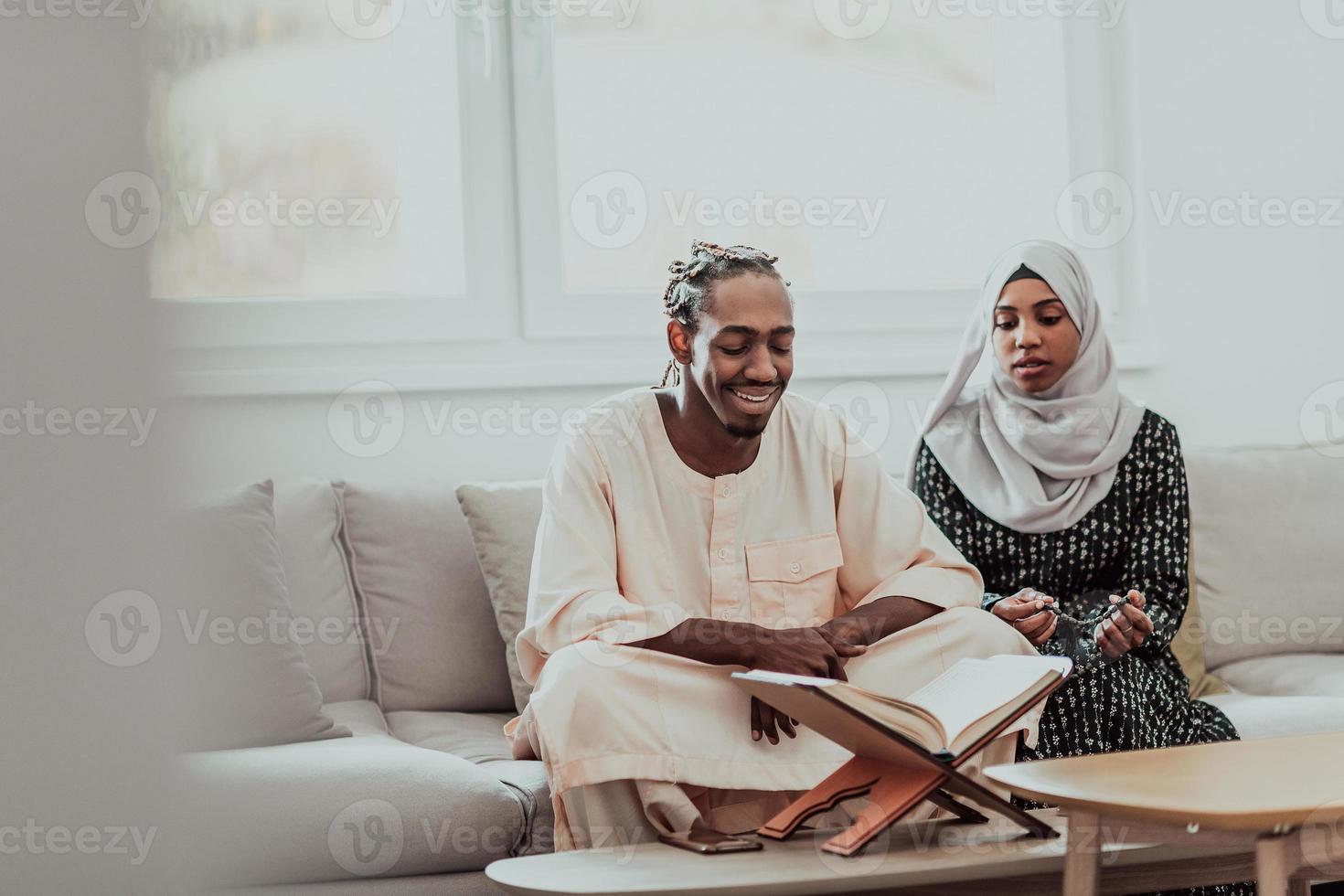 afrikanisches muslimisches paar zu hause im ramadan, das quran holly islam book liest. foto