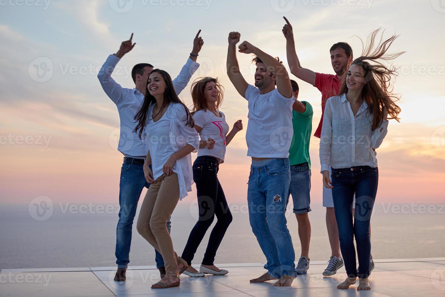 Partyvolk bei Sonnenuntergang foto