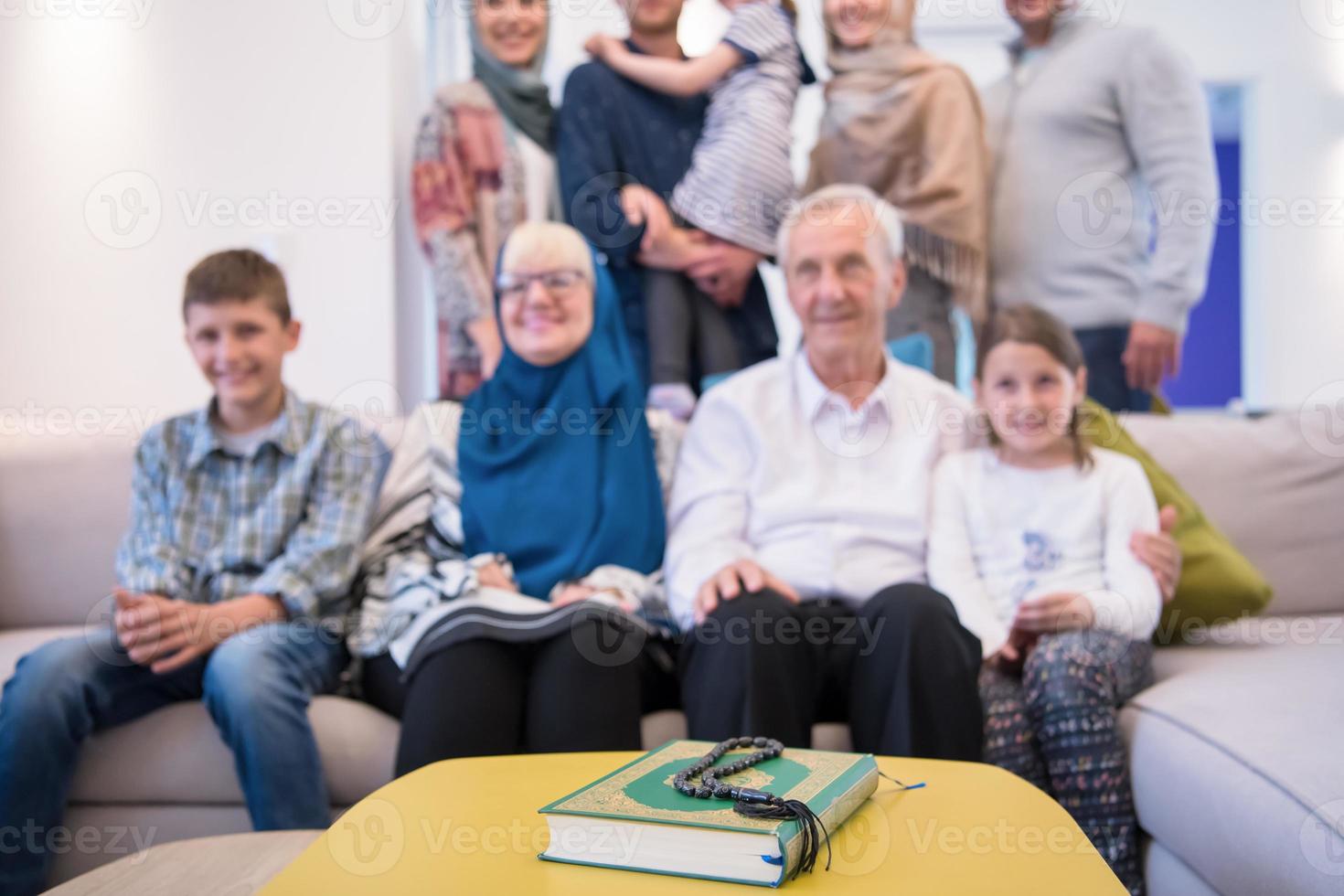 Porträt einer glücklichen modernen muslimischen Familie foto