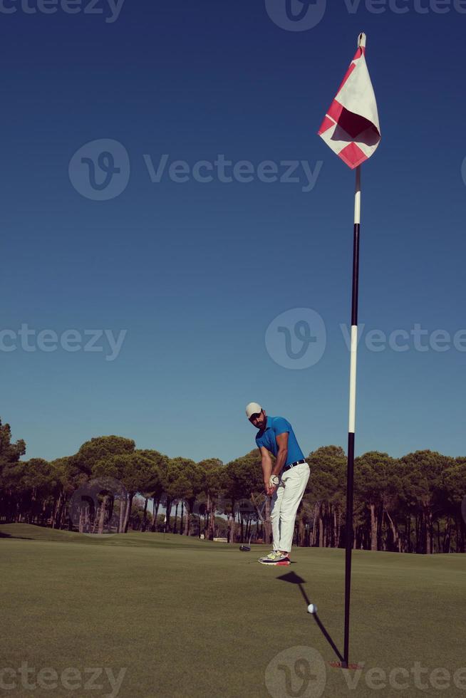 golfspieler, der an einem sonnigen tag einen schuss schlägt foto