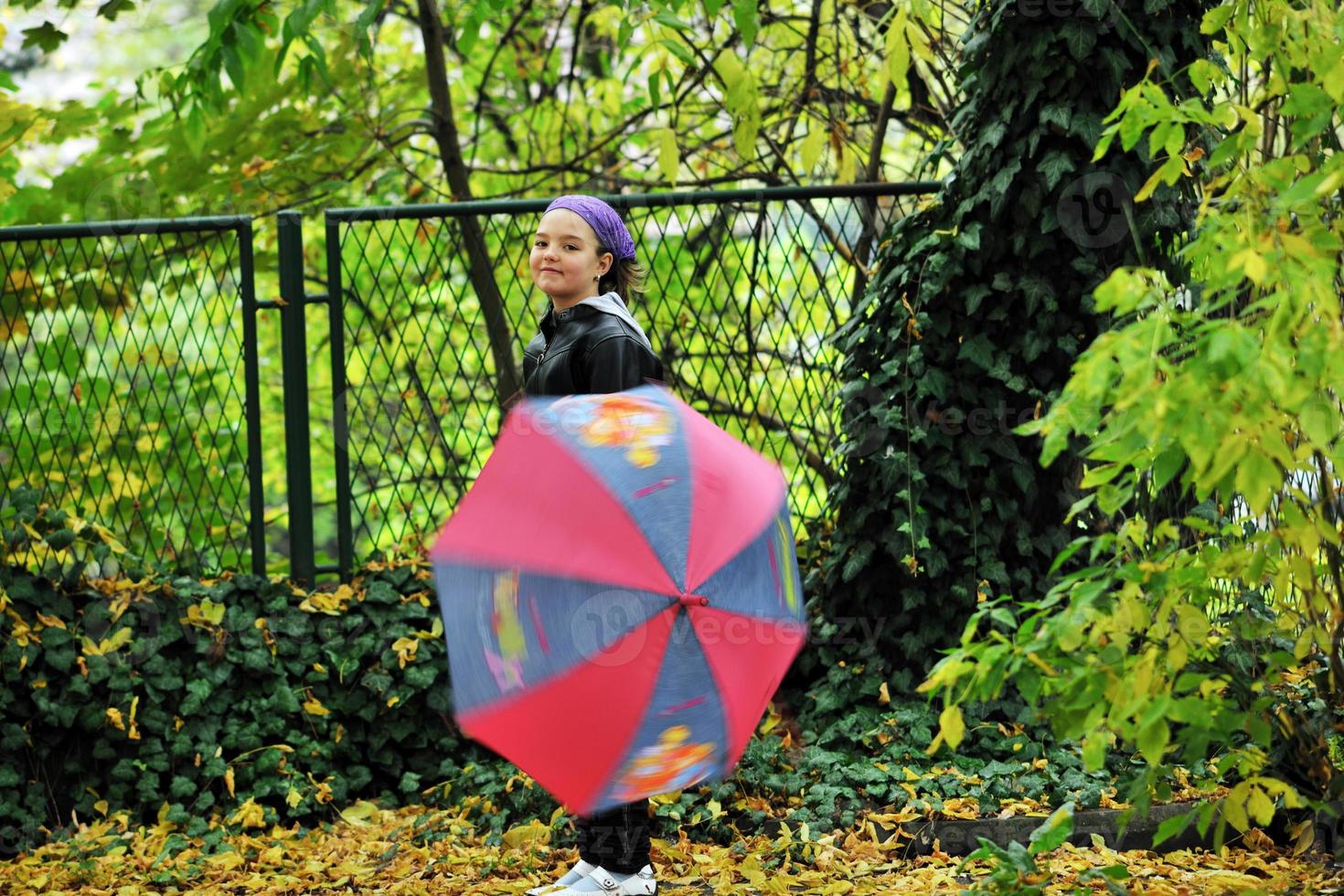 glückliches Mädchen mit Regenschirm foto