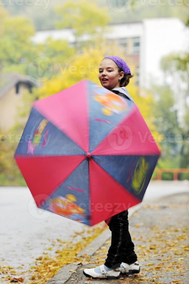 glückliches Mädchen mit Regenschirm foto