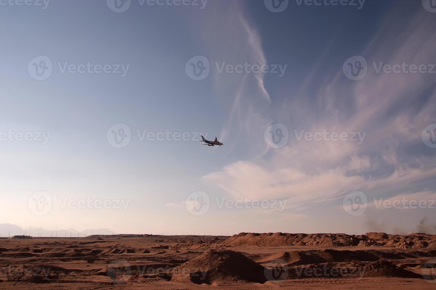 Flugzeug über der Wüste foto