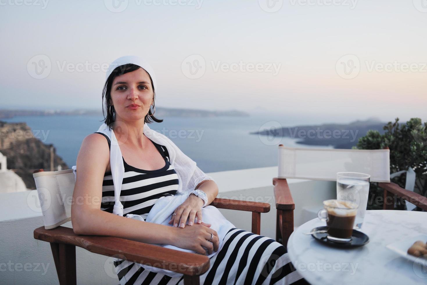 griechische Frau auf den Straßen von Oia, Santorini, Griechenland foto