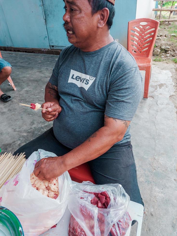 fünf Stücke Rinder-Satay in einem Spieß aus Bambusstücken. es wird auf Kohlen verbrannt, bis es gekocht ist. Standort in Talaga, Provinz Gorontalo, 18. August 2022 foto