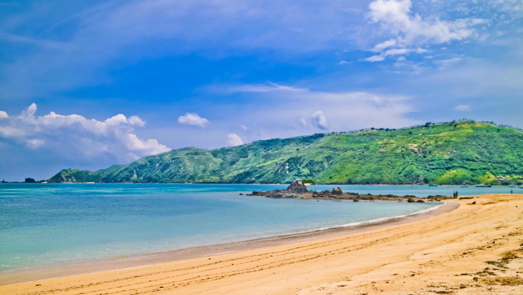 die schönheit des tropischen strandes von mandalika, lombok, west nusa tenggara, indonesien foto