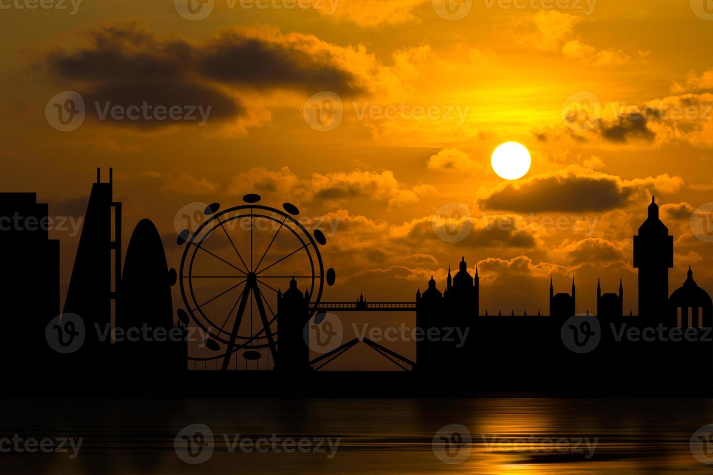 Dramatische Skyline von London mit Sonnenuntergang foto