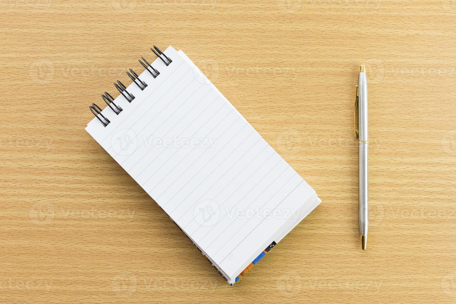Stift und Notizblock mit leerer Seite foto