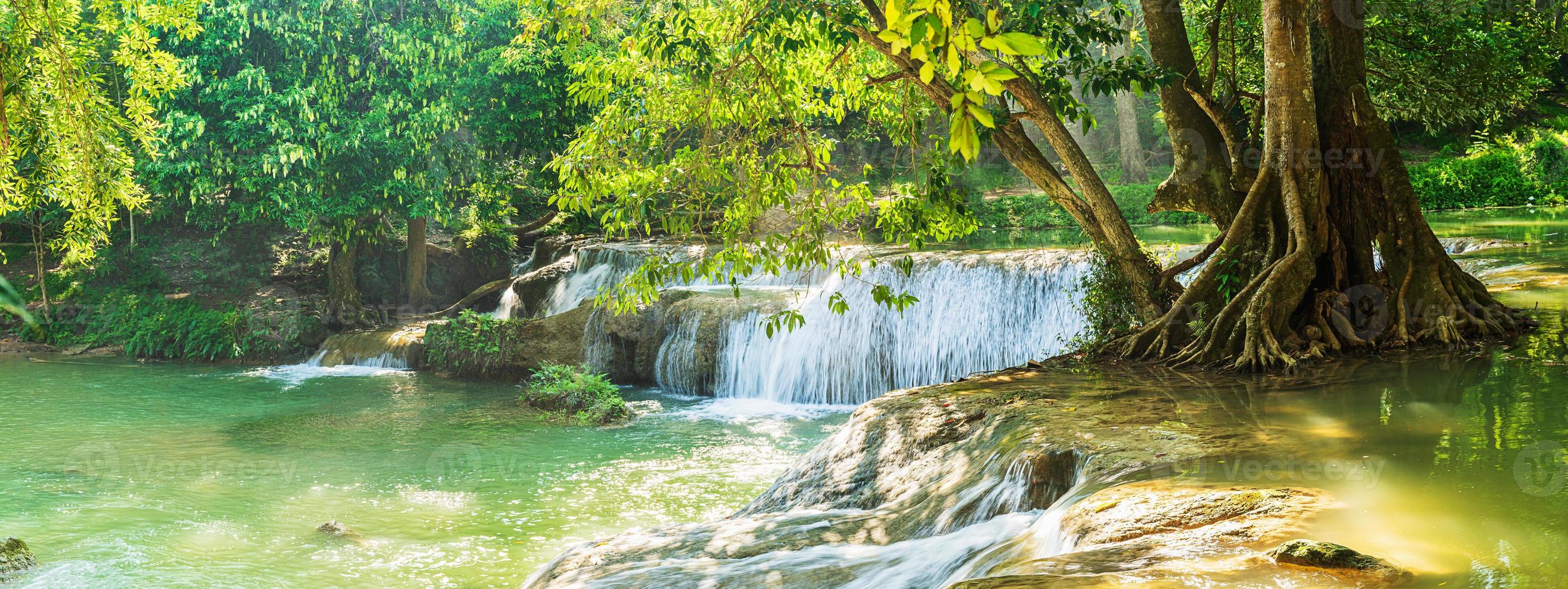 Panorama-Wasserfall im Wald auf dem Berg im tropischen Wald foto