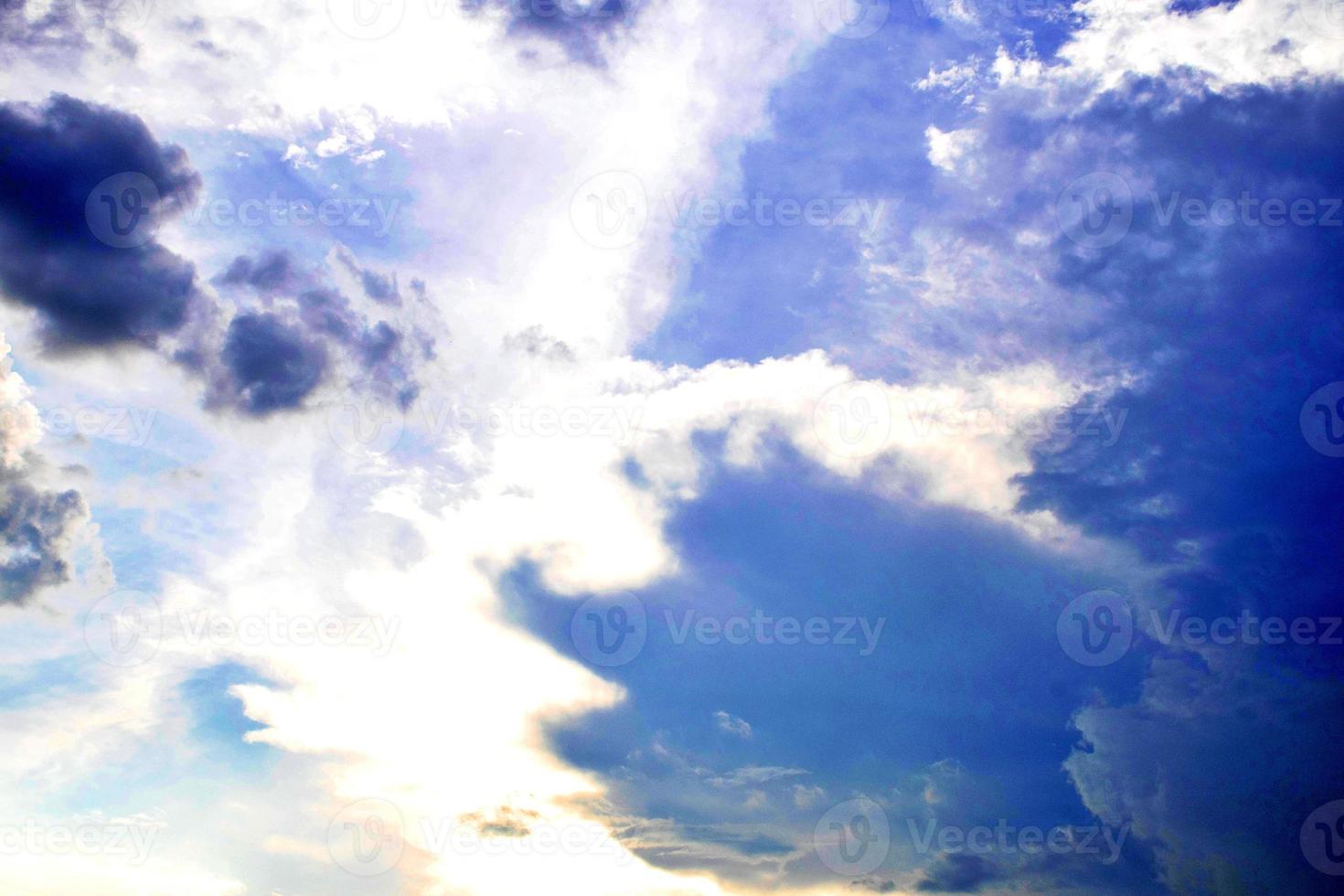 Hintergrund des blauen Himmels und weiße Wolken weicher Fokus. Wolken des blauen Himmels für background.natural Hintergrund. foto