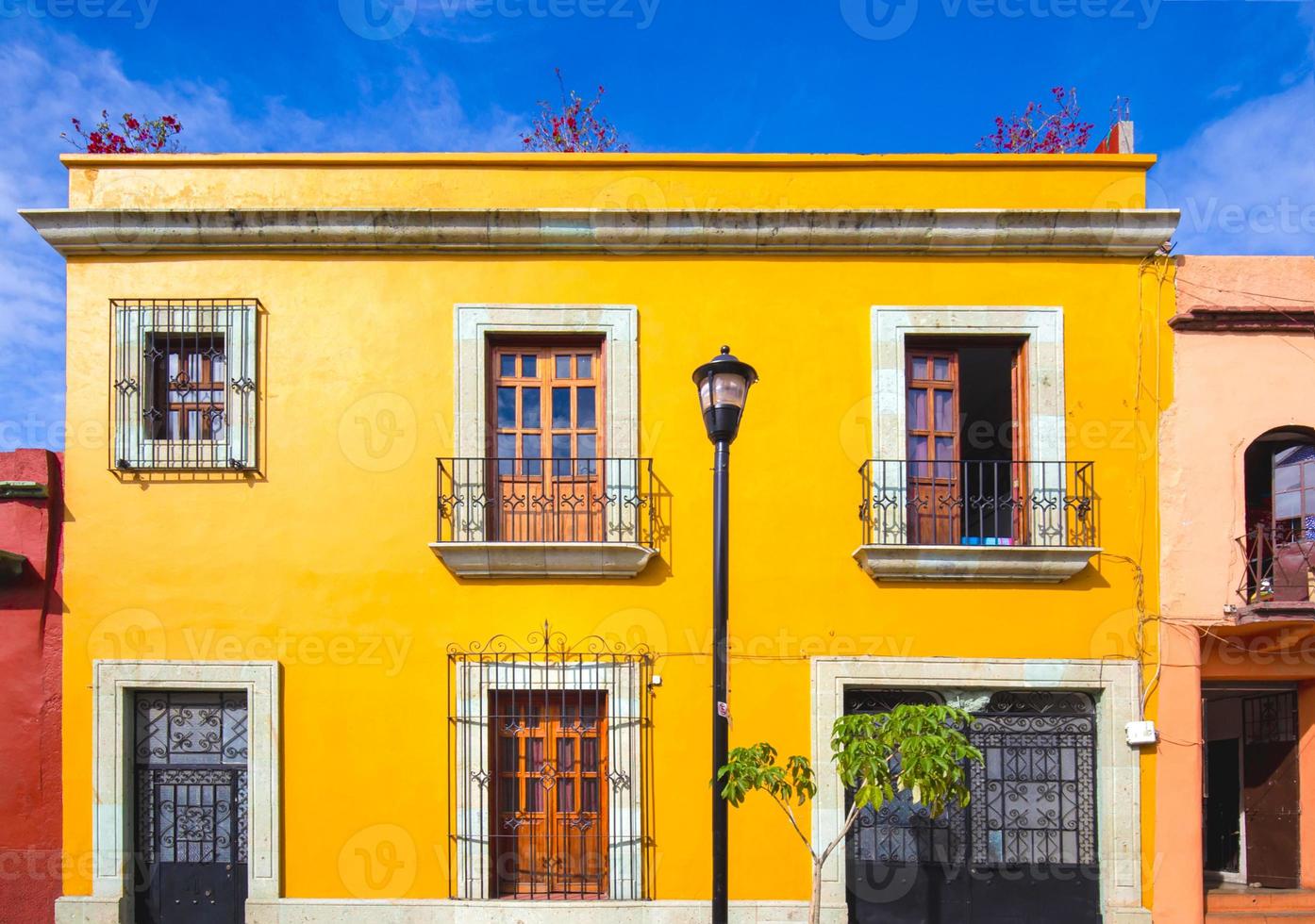 oaxaca, mexiko, malerische altstadtstraßen und farbenfrohe koloniale gebäude im historischen stadtzentrum foto