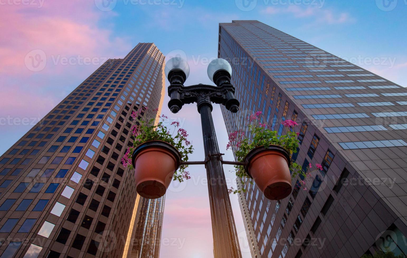 usa, malerische stadt skyline und wolkenkratzer im finanzviertel von boston im stadtzentrum foto