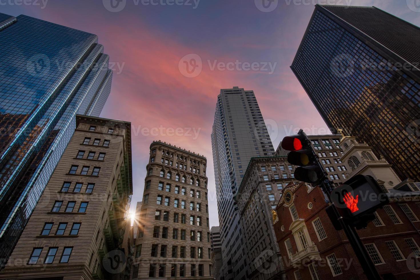 usa, malerische stadt skyline und wolkenkratzer im finanzviertel von boston im stadtzentrum foto