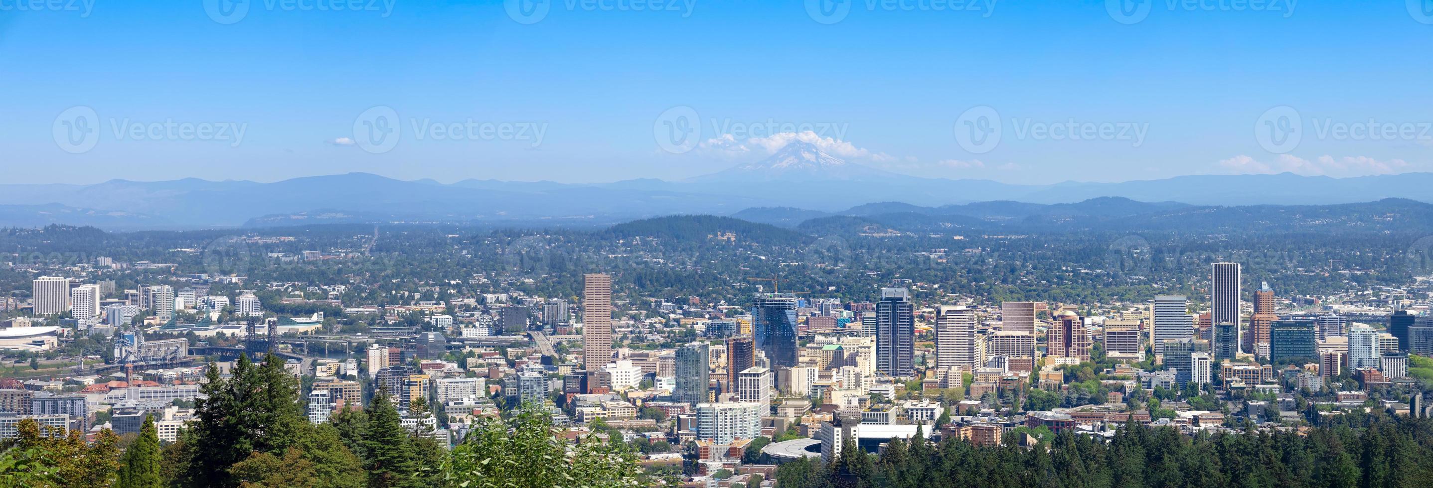 USA, Panoramablick auf die Innenstadt von Portland City, den Columbia River und den National Forest Park Mount Hood foto