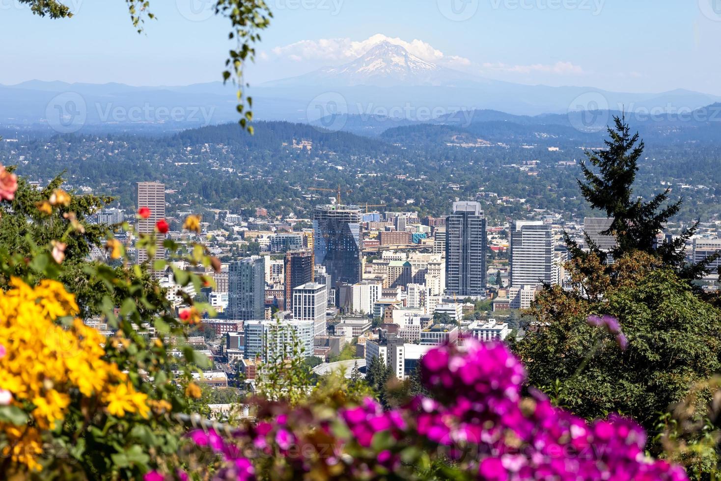 USA, Panoramablick auf die Innenstadt von Portland City, den Columbia River und den National Forest Park Mount Hood foto