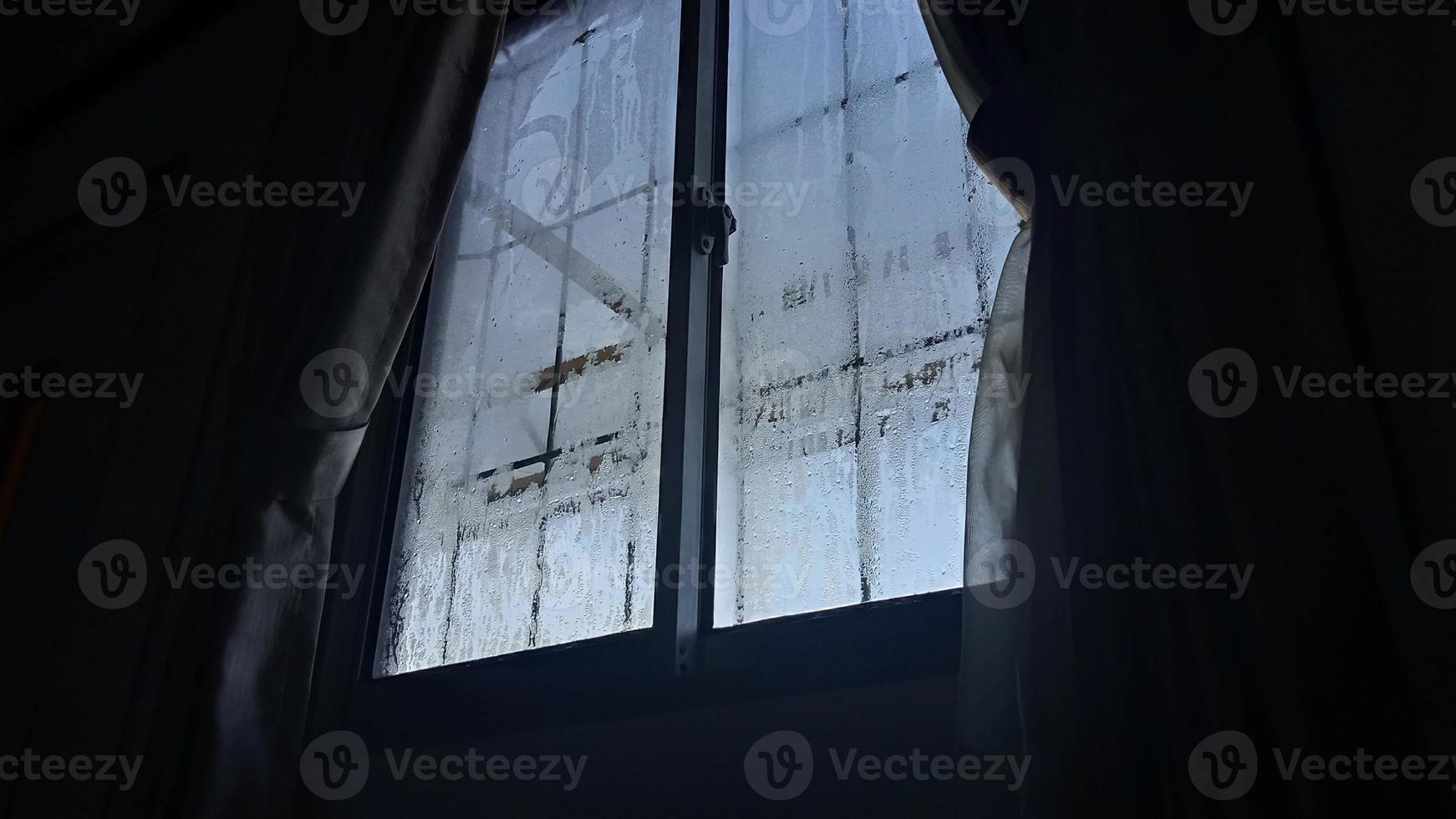 Blick aus dem Fenster am kalten Morgen mit Wassertropfen auf Glas foto