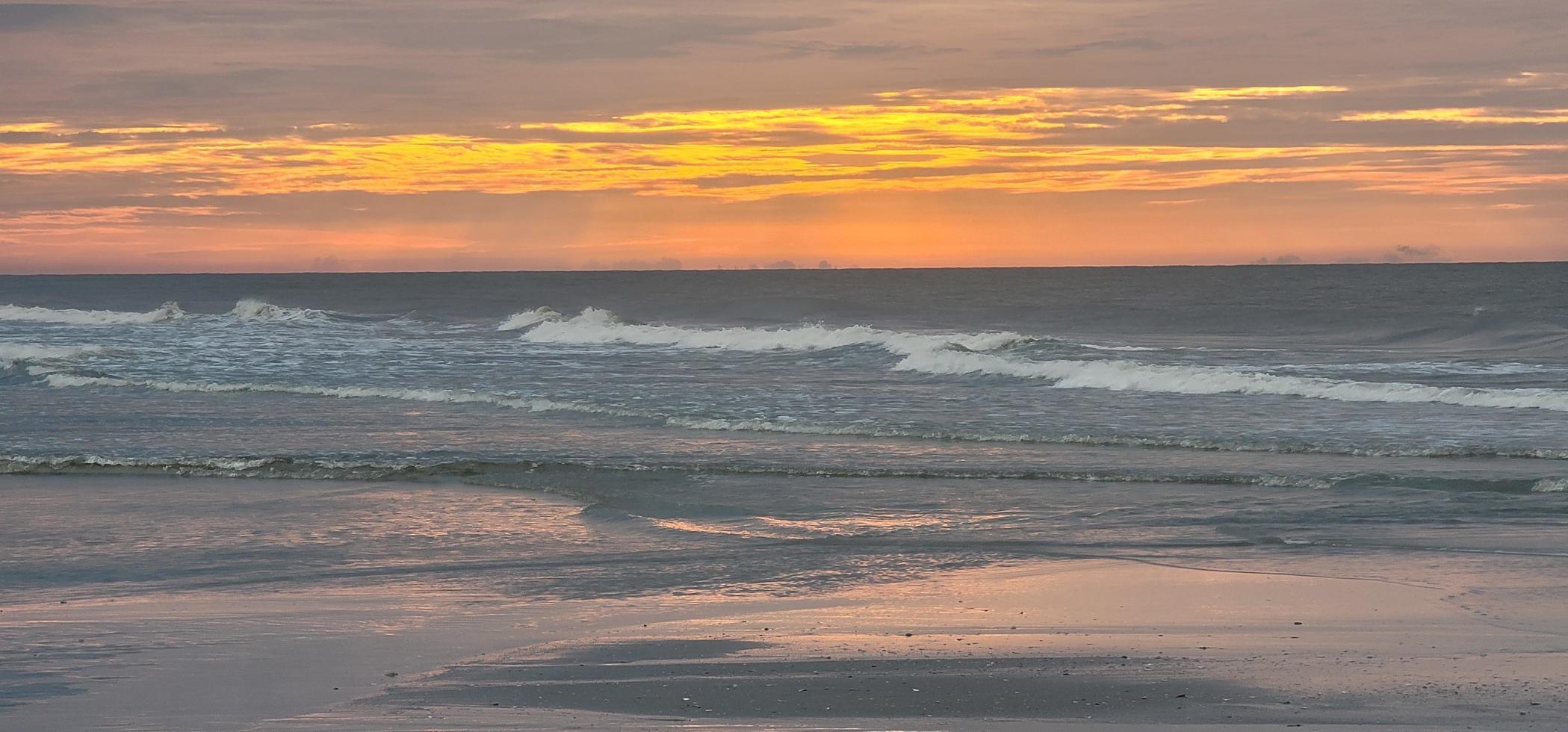 Strand bei Sonnenuntergang oder Sonnenaufgang foto