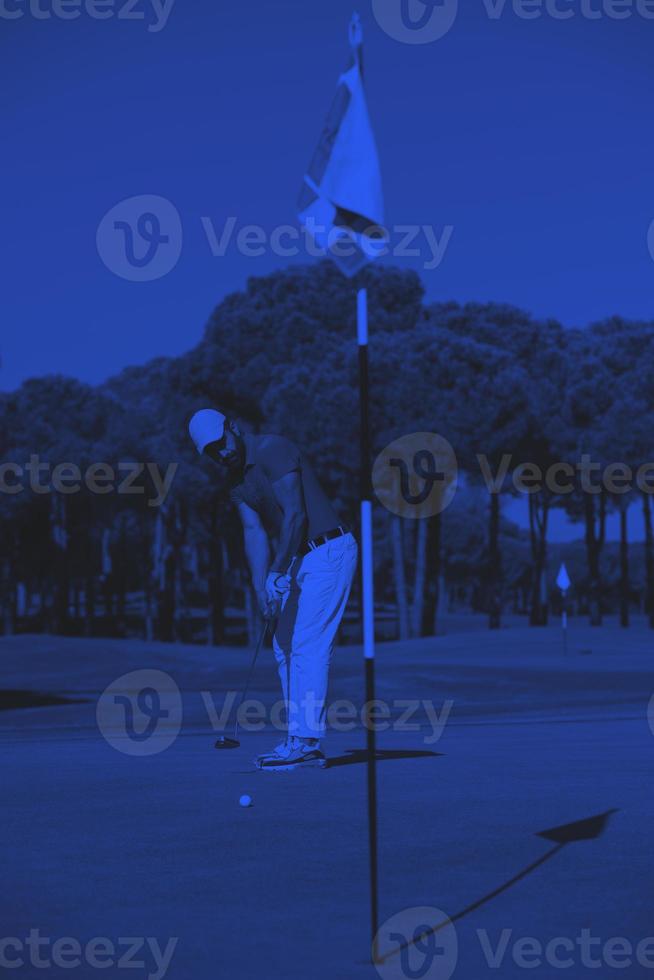 golfspieler, der an einem sonnigen tag einen schuss schlägt foto