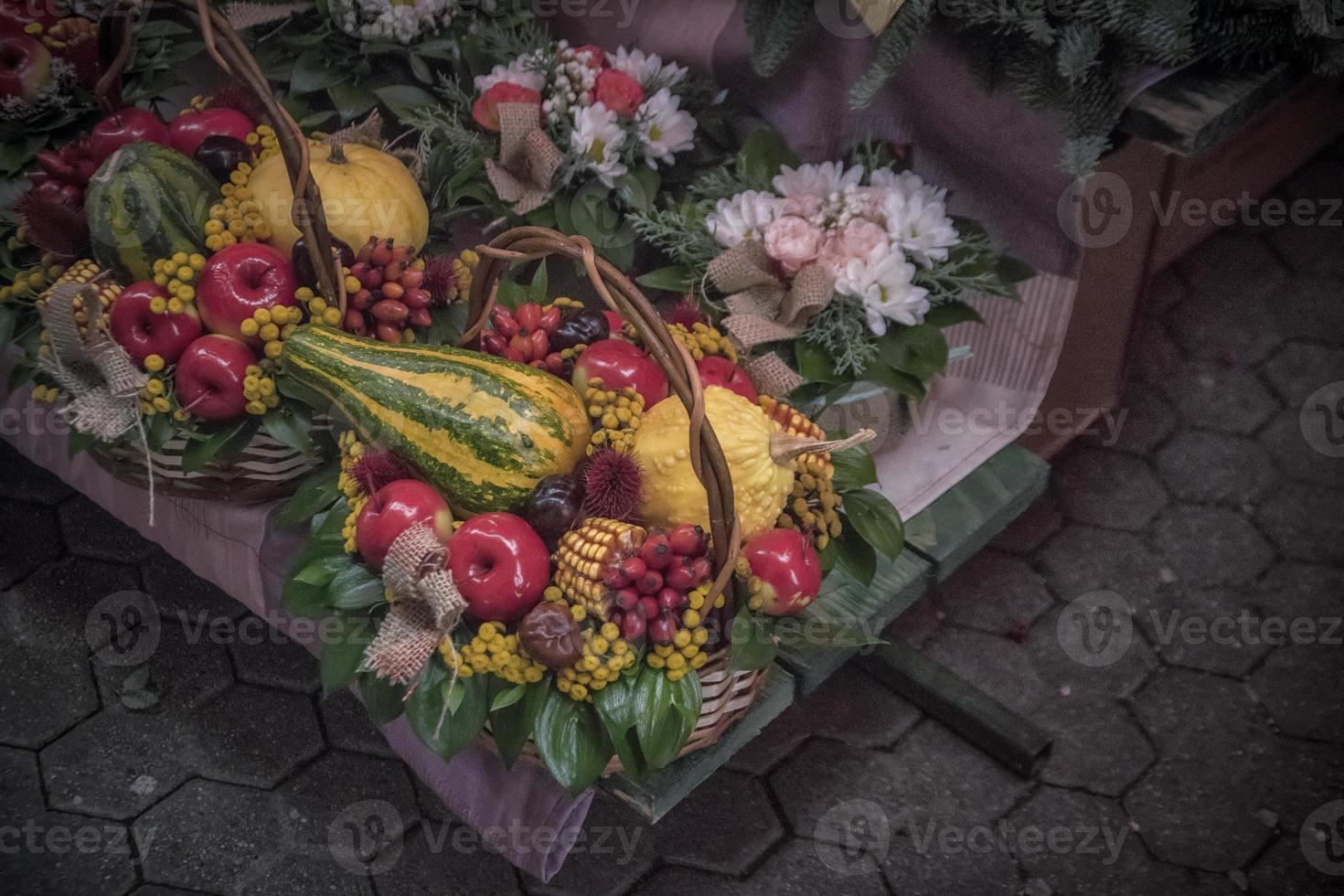 Obst- und Blumenarrangements auf dem Marktplatz im Herbst foto