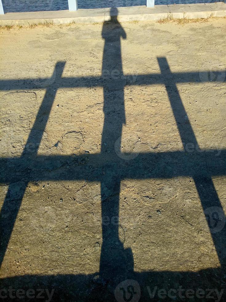 Schatten des Mannes auf Brückenhintergrund foto