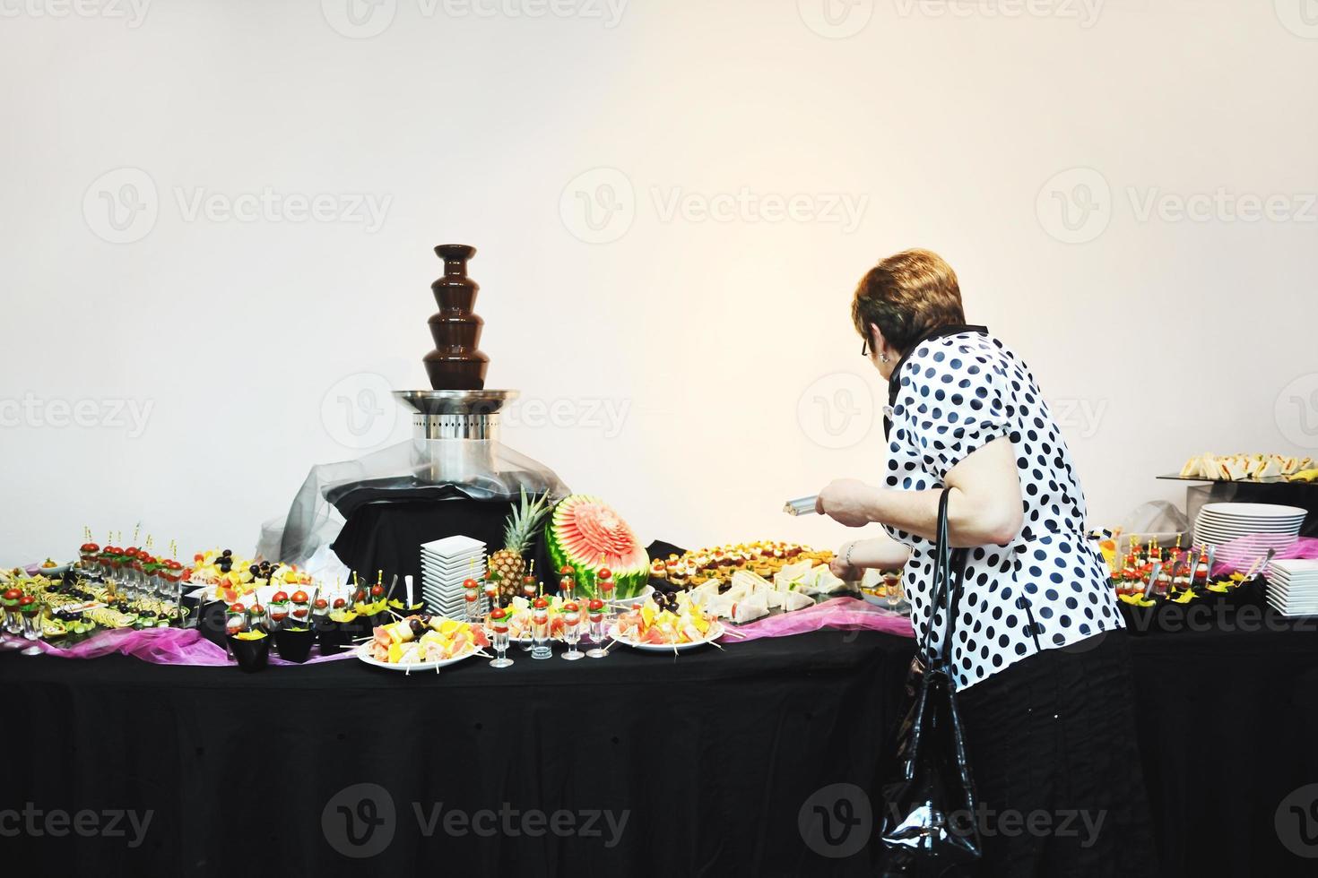 Womanl wählt leckeres Essen am Buffet im Hotel foto