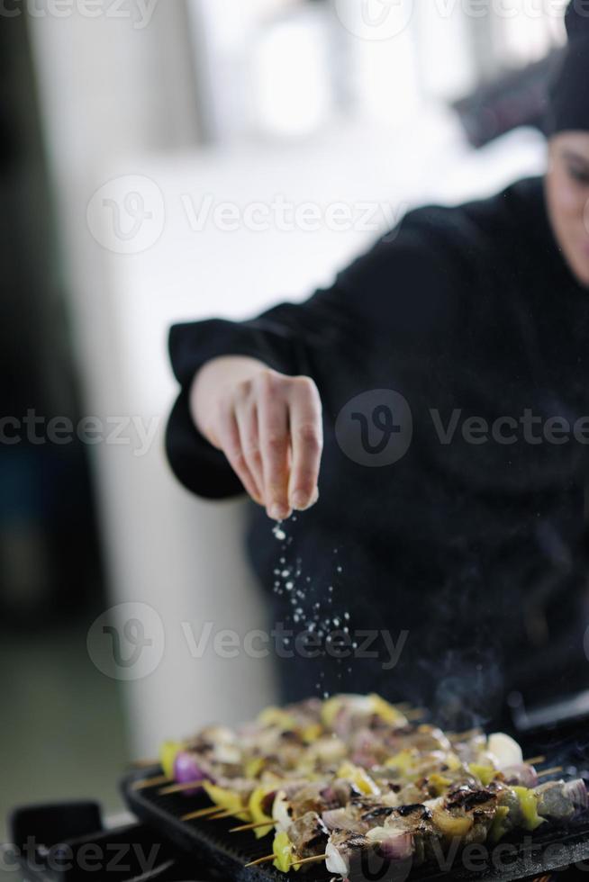 Küchenchef bereitet Mahlzeit zu foto