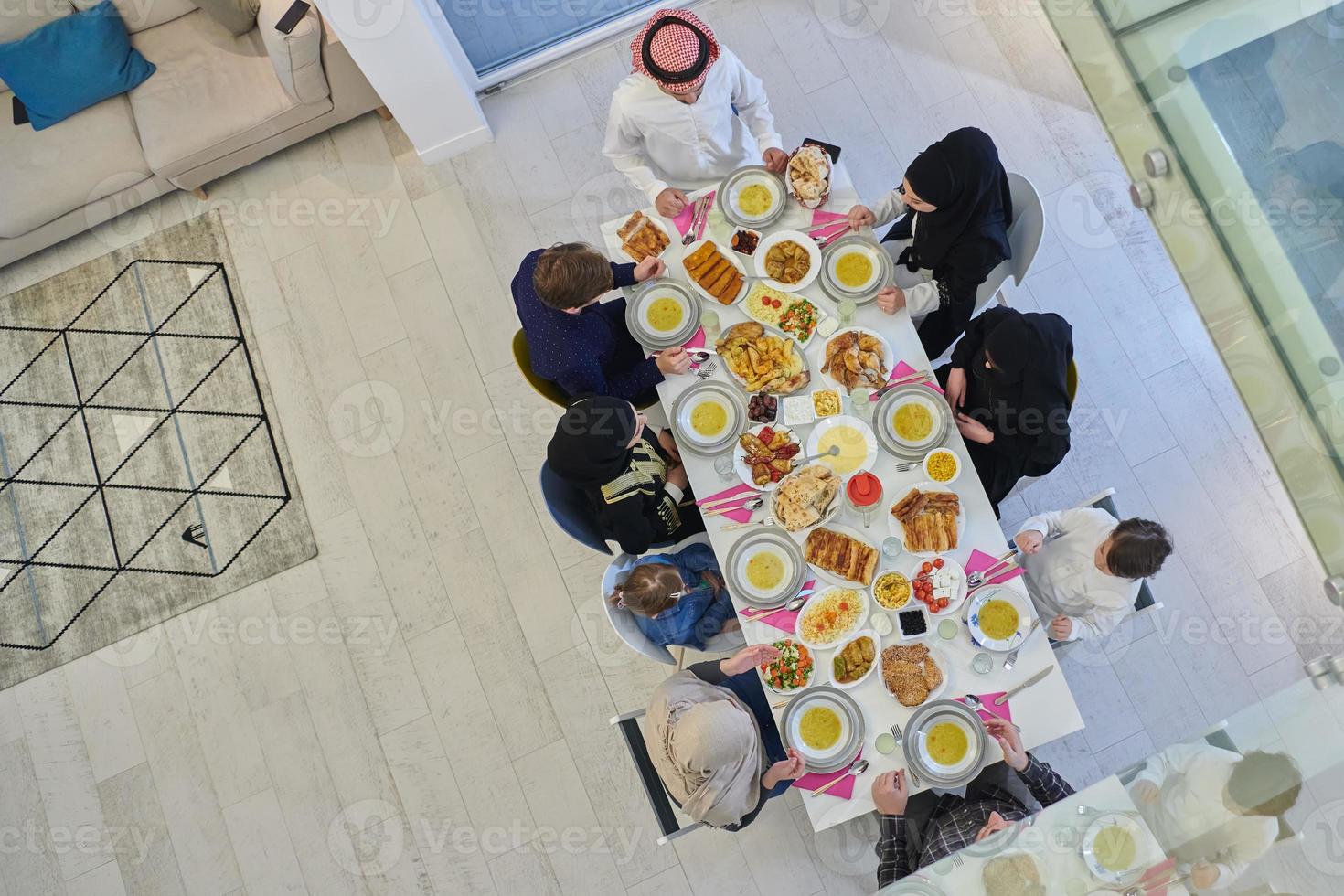 Draufsicht der muslimischen Familie, die Iftar Dua macht, um während des Ramadan das Fasten zu brechen. foto