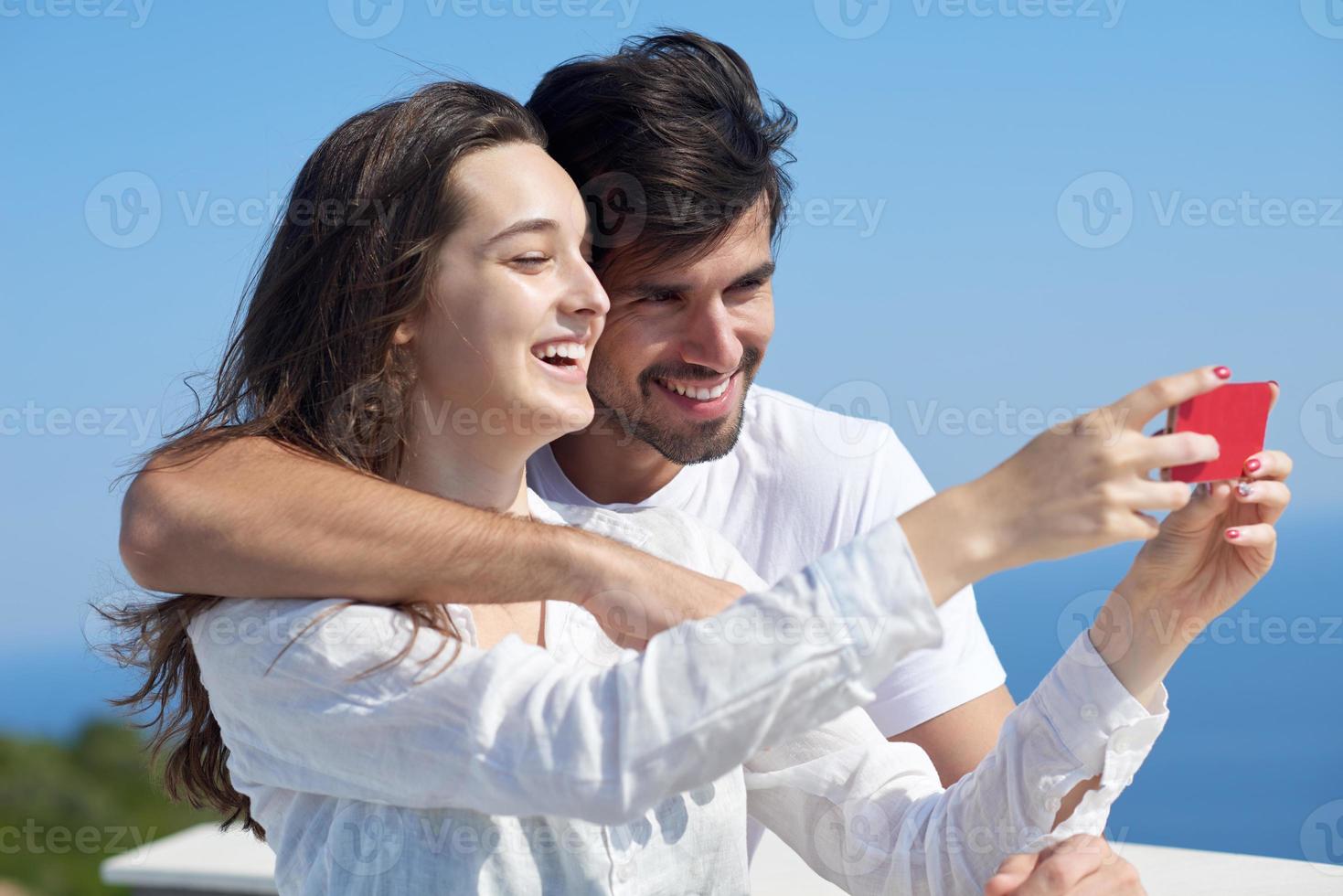 junges paar, das selfie mit telefon nimmt foto