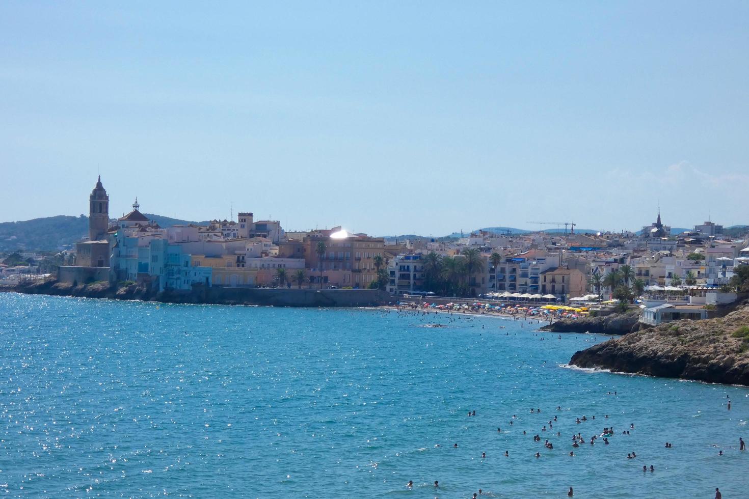 Blick auf die schöne Stadt Sitges an der katalanischen Mittelmeerküste. foto