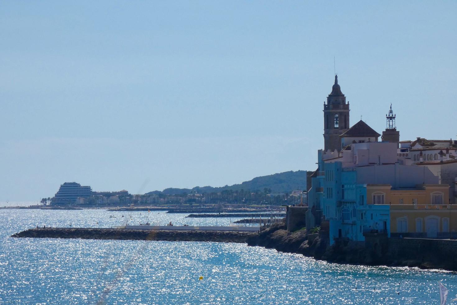 Blick auf die schöne Stadt Sitges an der katalanischen Mittelmeerküste. foto