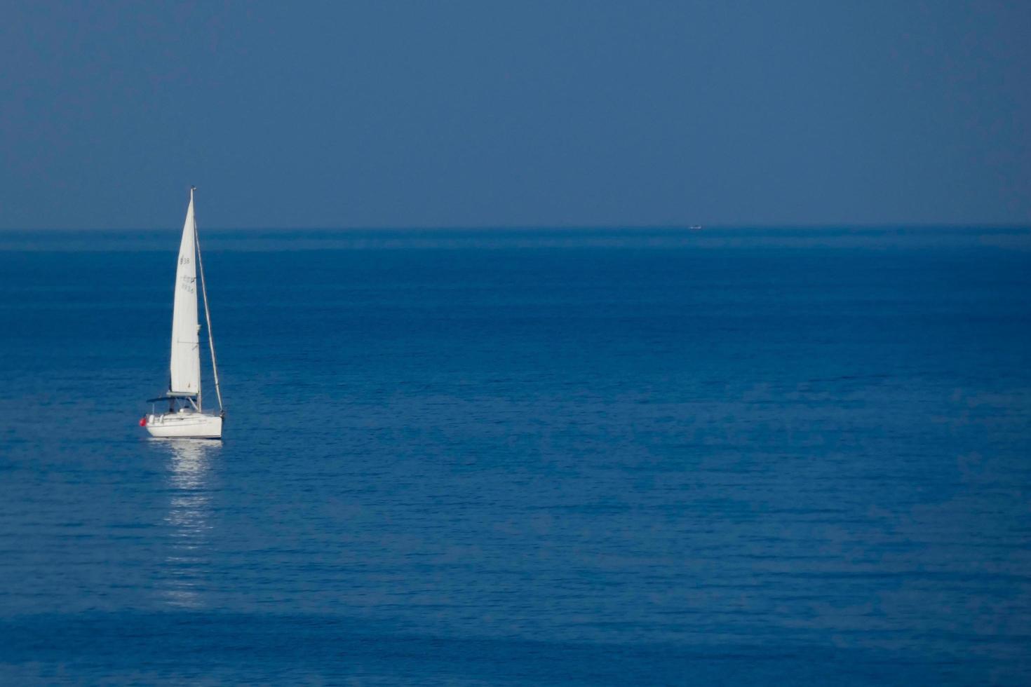 Einsames Segelboot an der Mittelmeerküste der katalanischen Costa Brava foto