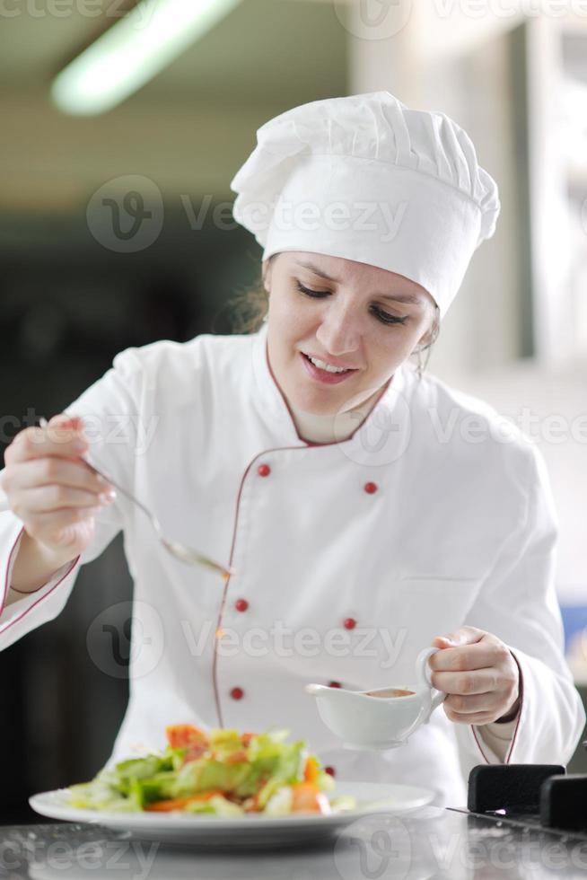 Küchenchef bereitet Mahlzeit zu foto