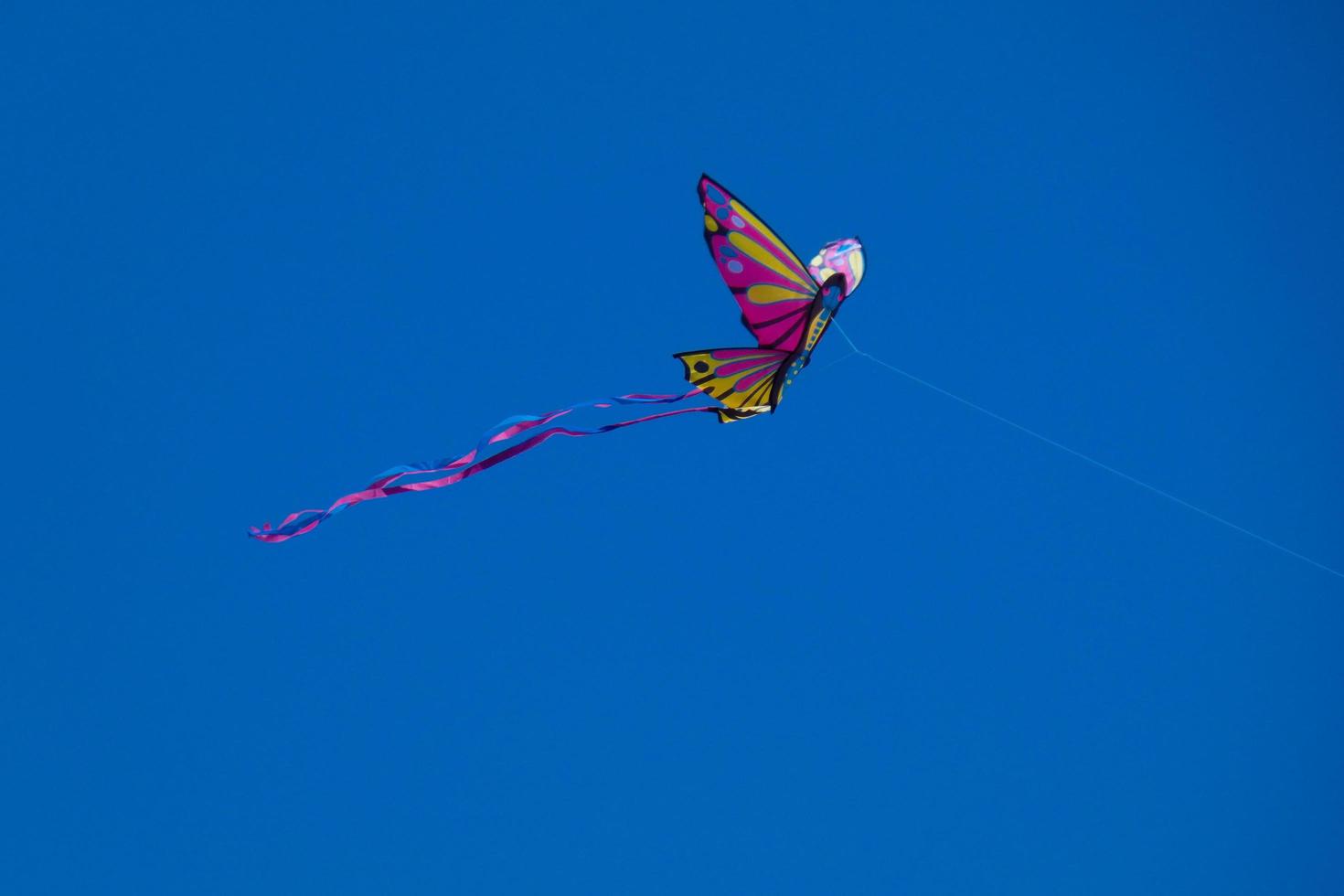 buntes drachenfliegen unter dem blauen himmel foto