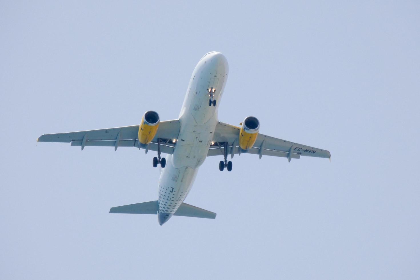 Verkehrsflugzeuge, die unter blauem Himmel fliegen und am Flughafen ankommen foto