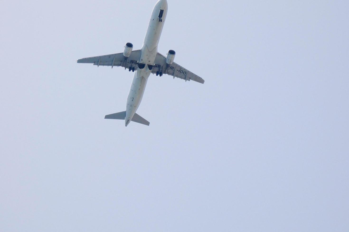 Verkehrsflugzeuge, die unter blauem Himmel fliegen und am Flughafen ankommen foto