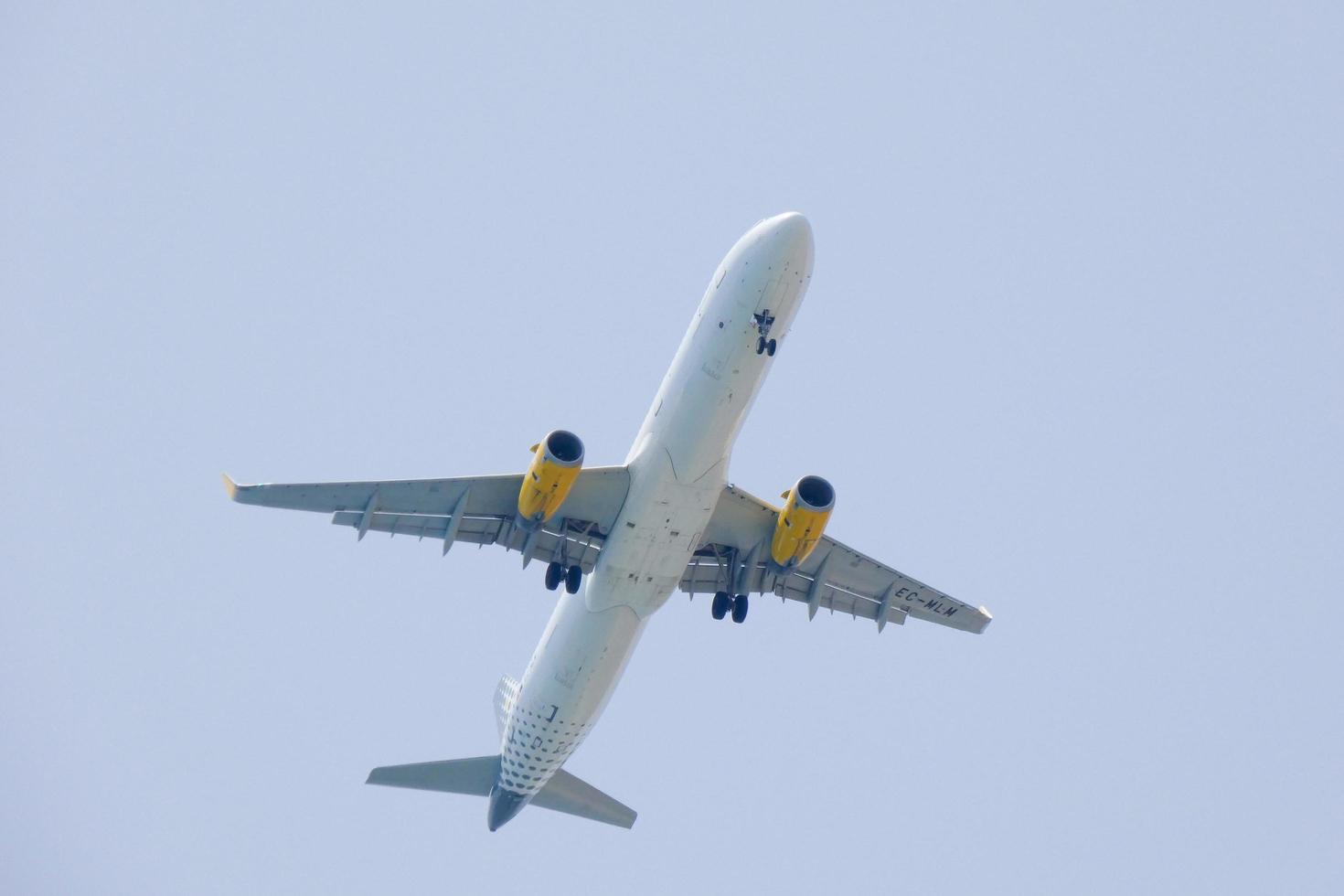 Verkehrsflugzeuge, die unter blauem Himmel fliegen und am Flughafen ankommen foto