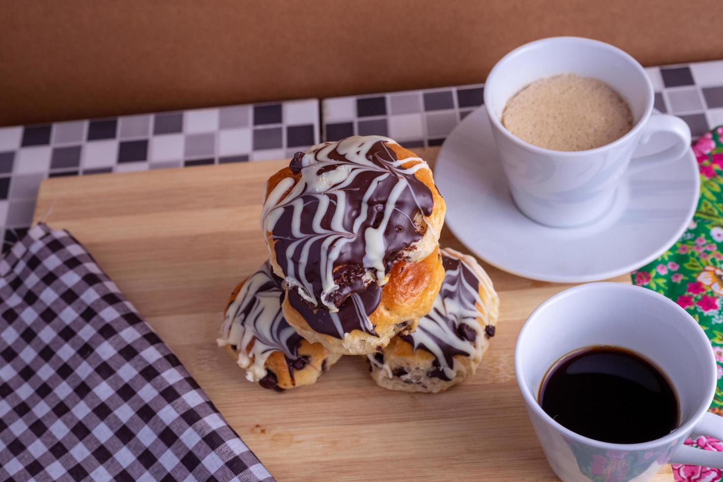 Tasse Kaffee mit Briochebrot foto