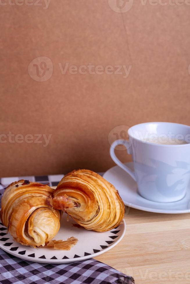 Croissants auf dem Tisch foto