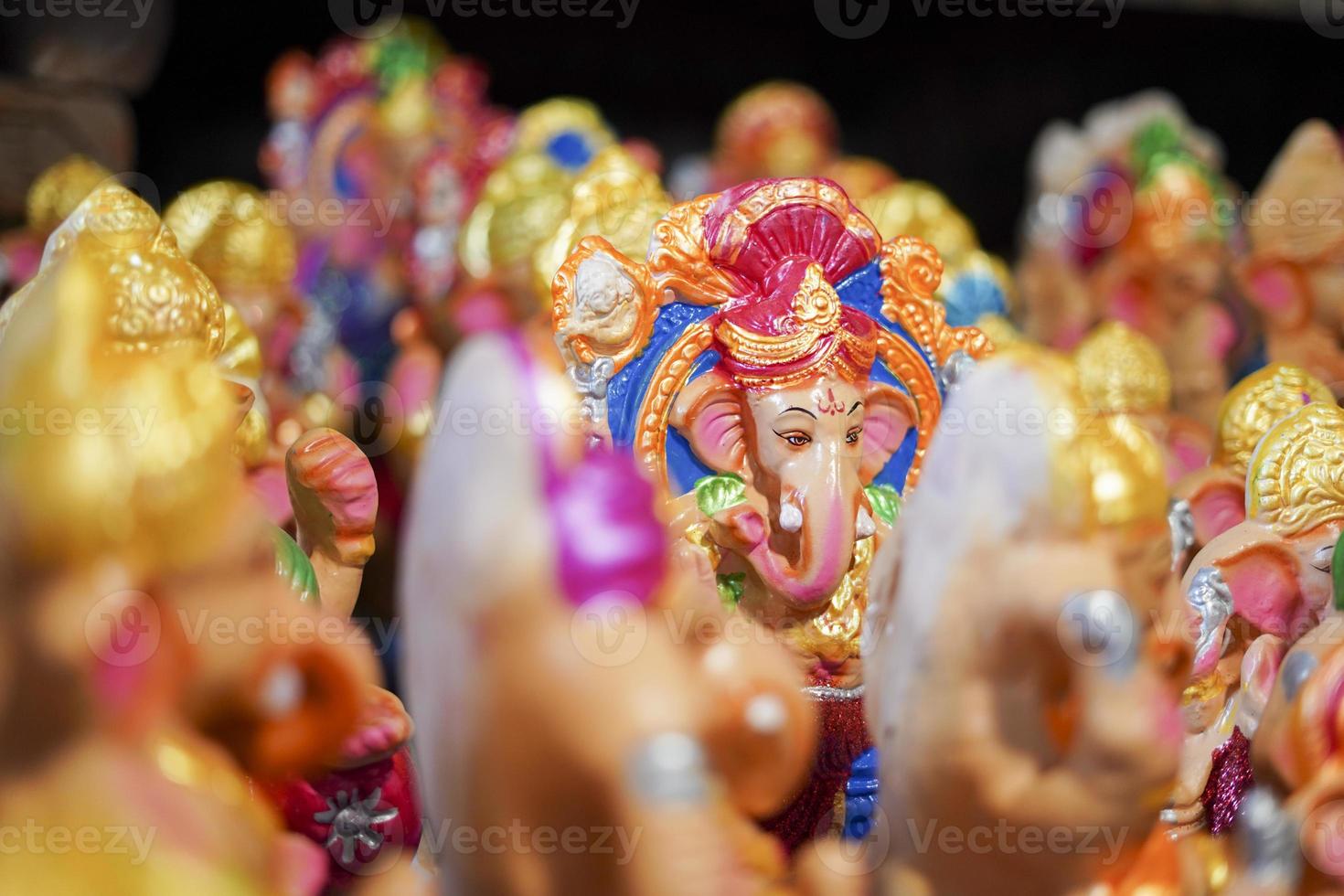 Viele Lord Ganesha, auch bekannt als Ganpati in Hindi-Idolen, wurden vor Ganesh Chaturthi in einem Geschäft aufbewahrt foto