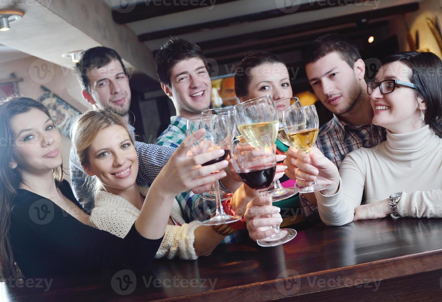 Gruppe fröhlicher junger Menschen foto